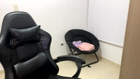 Snapshot of laura_d23 chatting on October 29, 10:33 pm laura online show from October 29, 10:33 pm