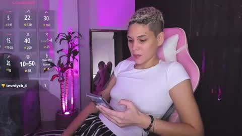 Snapshot of laura_r23 chatting on December 20, 2:08 am Laura Rose online show from December 20, 2:08 am