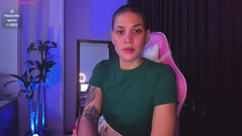 Snapshot of laura_r23 chatting on December 22, 6:17 am Laura Rose online show from December 22, 6:17 am