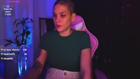 Snapshot of laura_r23 chatting on December 22, 11:20 pm Laura Rose online show from December 22, 11:20 pm