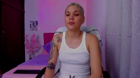 Snapshot of laura_r23 chatting on September 28, 1:33 am Laura Rose online show from September 28, 1:33 am