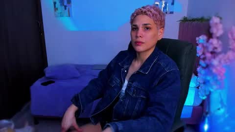 Laura Rose online show from December 19, 6:20 am