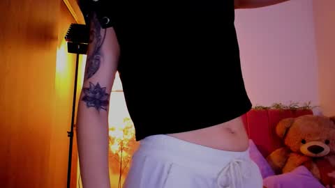 Snapshot of laura_r23 chatting on March 22, 9:45 am Laura Rose online show from March 22, 9:45 am