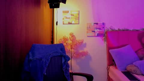 Snapshot of laura_r23 chatting on March 22, 9:51 pm Laura Rose online show from March 22, 9:51 pm