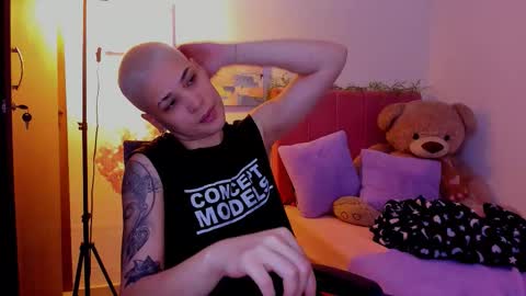 Snapshot of laura_r23 chatting on March 24, 7:19 pm Laura Rose online show from March 24, 7:19 pm
