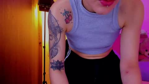 Snapshot of laura_r23 chatting on March 29, 3:34 pm Laura Rose online show from March 29, 3:34 pm