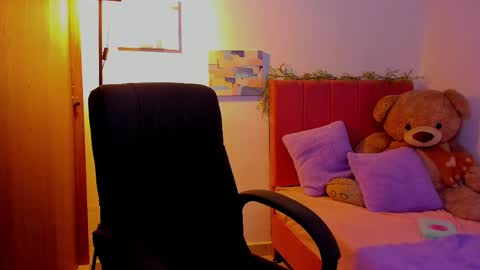 Snapshot of laura_r23 chatting on April 1, 5:43 pm Laura Rose online show from April 1, 5:43 pm