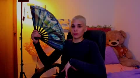 Snapshot of laura_r23 chatting on April 2, 5:49 am Laura Rose online show from April 2, 5:49 am