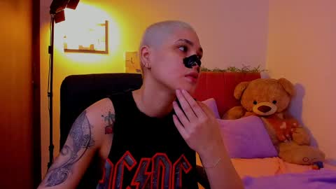 Snapshot of laura_r23 chatting on April 2, 8:28 pm Laura Rose online show from April 2, 8:28 pm