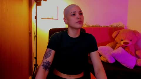 Snapshot of laura_r23 chatting on April 3, 7:12 pm Laura Rose online show from April 3, 7:12 pm