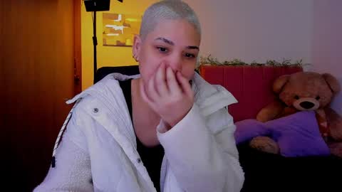 Snapshot of laura_r23 chatting on April 5, 2:58 pm Laura Rose online show from April 5, 2:58 pm