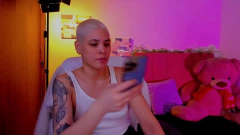 Snapshot of laura_r23 chatting on April 7, 12:49 pm Laura Rose online show from April 7, 12:49 pm