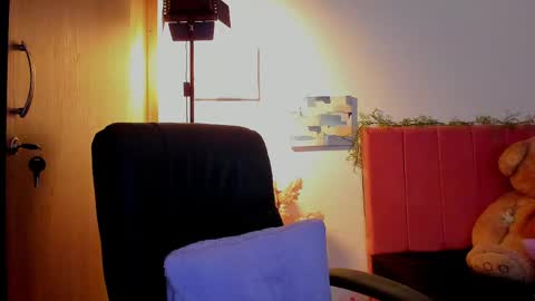 Snapshot of laura_r23 chatting on April 15, 4:19 am Laura Rose online show from April 15, 4:19 am