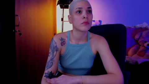 Snapshot of laura_r23 chatting on April 17, 4:48 am Laura Rose online show from April 17, 4:48 am