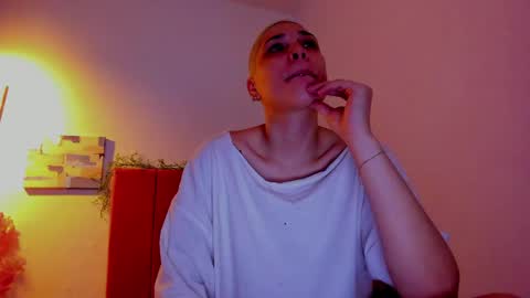 Snapshot of laura_r23 chatting on April 20, 4:43 pm Laura Rose online show from April 20, 4:43 pm