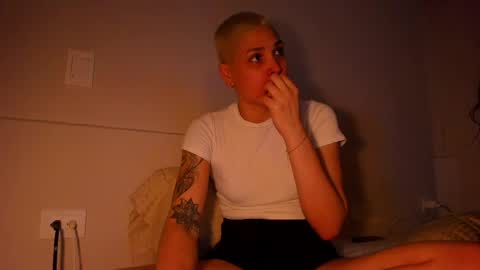 Snapshot of laura_r23 chatting on April 24, 3:09 am Laura Rose online show from April 24, 3:09 am