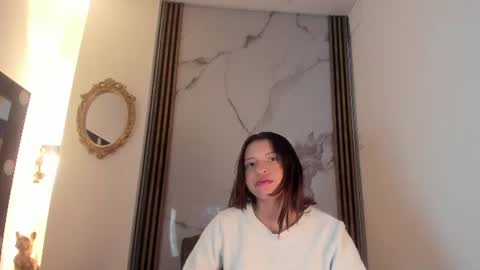 Snapshot of laura_serena chatting on June 17, 11:23 am laura_serena online show from June 17, 11:23 am