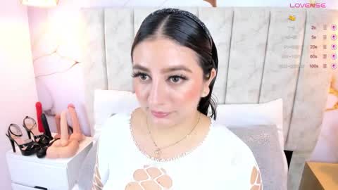 Laura Smith online show from November 28, 7:05 pm