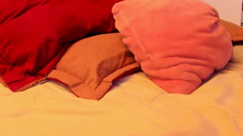 Snapshot of laura_soe chatting on November 28, 1:52 am LAURA SOE online show from November 28, 1:52 am