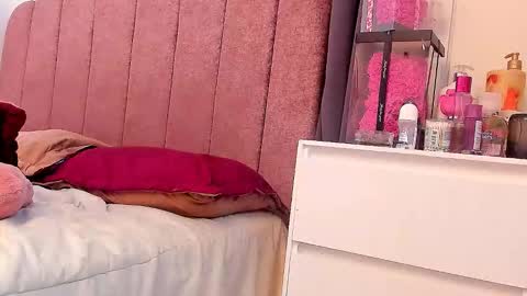 LAURA SOE online show from February 25, 9:24 pm