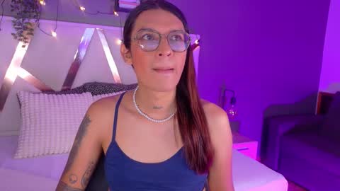 lauraagomezz__ online show from October 10, 7:35 pm