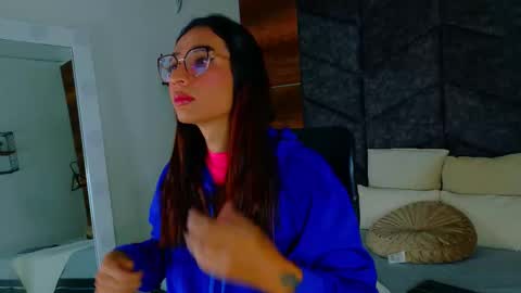 lauraagomezz__ online show from October 19, 11:44 am