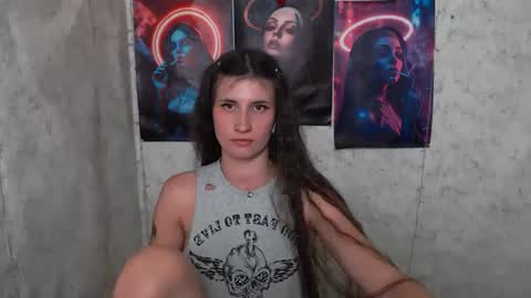Snapshot of lauradre_ chatting on July 7, 7:09 am Laura online show from July 7, 7:09 am