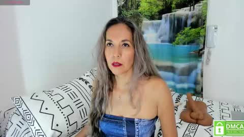 Snapshot of laurafarrely chatting on January 11, 7:24 am Laura online show from January 11, 7:24 am