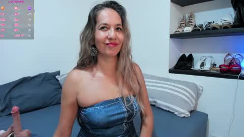 Snapshot of laurafarrely chatting on May 20, 7:09 pm Laura online show from May 20, 7:09 pm