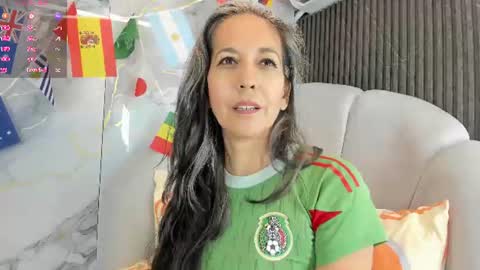 Snapshot of laurafarrely chatting on June 25, 1:05 am Laura online show from June 25, 1:05 am