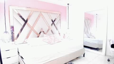 laura  online show from November 27, 8:00 pm