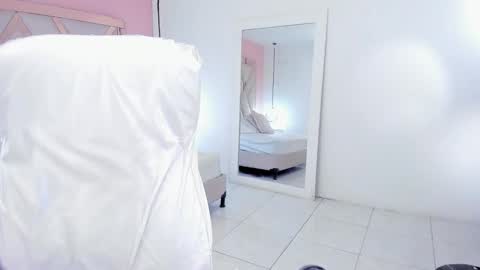 laura  online show from December 1, 9:09 pm