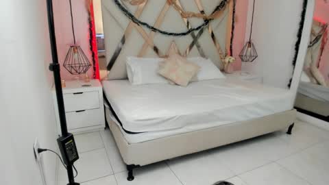 laura  online show from December 18, 7:09 pm