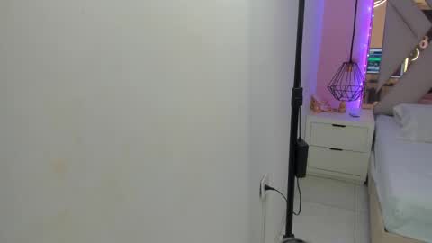 laura  online show from February 13, 7:43 pm