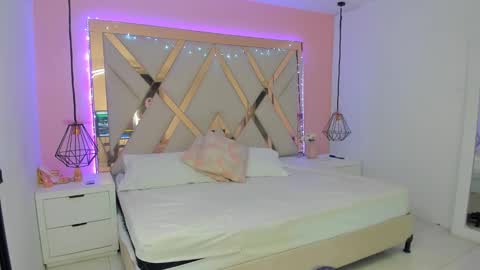 laura  online show from February 16, 8:05 pm