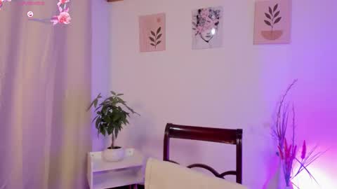 Snapshot of lauraricci_ chatting on October 1, 10:21 am Laurita Aries online show from October 1, 10:21 am