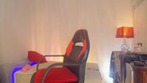 Snapshot of laurasofia45 chatting on June 25, 10:42 am Laura Sofia online show from June 25, 10:42 am