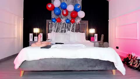 Lauren Weels online show from July 4, 8:59 pm