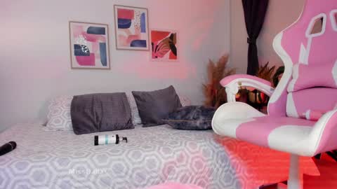 Snapshot of lauren__dallass chatting on December 12, 11:58 pm MissLauren online show from December 12, 11:58 pm