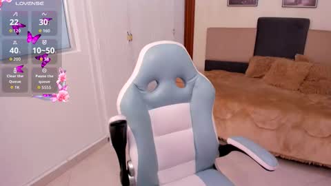 Snapshot of lauren_bigboobs22 chatting on October 22, 6:29 pm Lauren online show from October 22, 6:29 pm