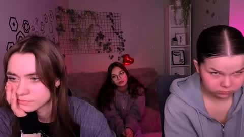 Snapshot of laurenmurrr chatting on February 23, 10:45 am Laure online show from February 23, 10:45 am