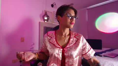 Snapshot of laurensaenz chatting on July 15, 12:10 pm Lauren Saenz online show from July 15, 12:10 pm