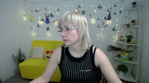 Snapshot of laurenwishy chatting on April 8, 6:02 am Lauren online show from April 8, 6:02 am