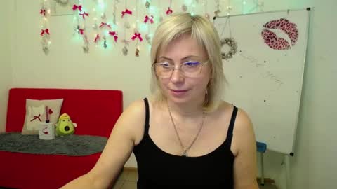 Snapshot of laurenwishy chatting on April 9, 6:19 am Lauren online show from April 9, 6:19 am
