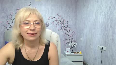 Snapshot of laurenwishy chatting on May 18, 5:13 am Lauren online show from May 18, 5:13 am