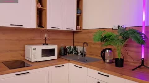 Snapshot of lauriegutierrez chatting on December 4, 5:06 am Laura online show from December 4, 5:06 am