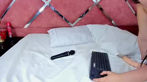 LauryJonson  online show from February 8, 9:36 pm