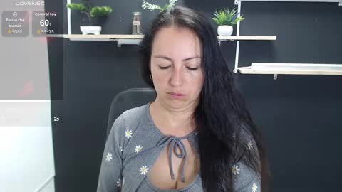 Snapshot of lauryn_jones chatting on June 3, 7:30 pm Laury online show from June 3, 7:30 pm