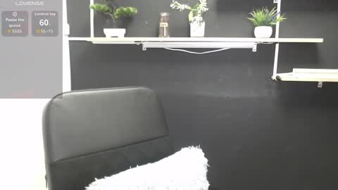 Snapshot of lauryn_jones chatting on June 6, 5:17 pm Laury online show from June 6, 5:17 pm