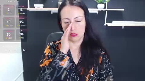 Snapshot of lauryn_jones chatting on June 13, 4:49 pm Laury online show from June 13, 4:49 pm